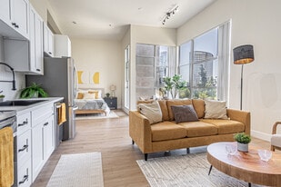 555 Front St in San Diego, CA - Building Photo