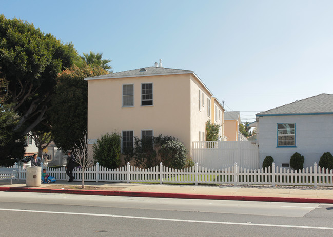 1352 Ocean Park Blvd in Santa Monica, CA - Building Photo - Building Photo