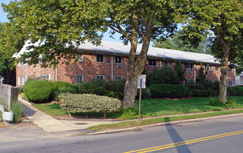 Heckscher Park Gardens in Huntington, NY - Foto de edificio - Building Photo