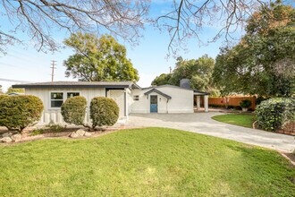8666 Keokuk Ave in Winnetka, CA - Foto de edificio - Building Photo