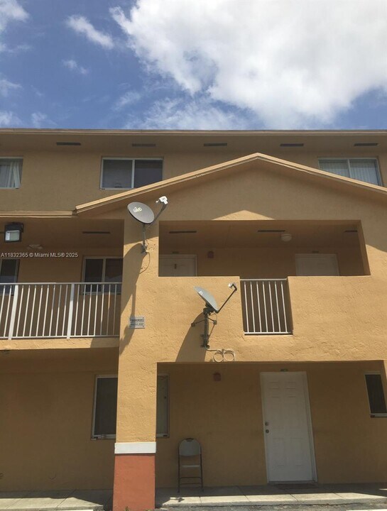 7935 W 30th Ct in Hialeah, FL - Building Photo