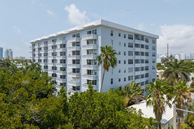 Admiral Towers in Miami Beach, FL - Building Photo - Building Photo