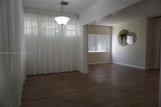 7800 SW 69th Ave in Miami, FL - Building Photo - Building Photo