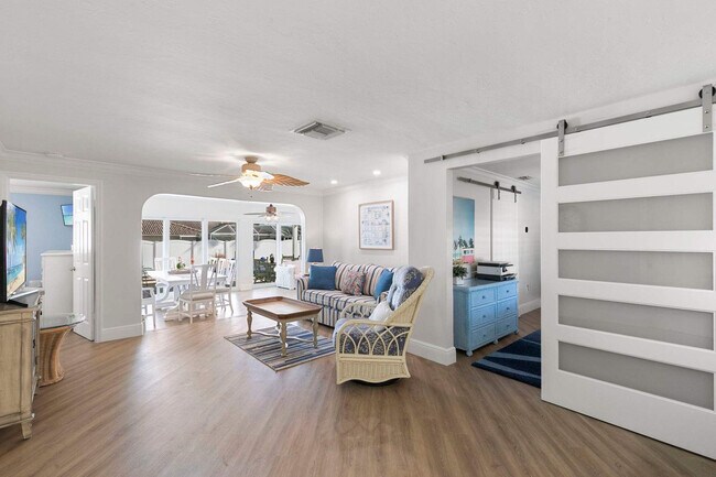 685 N Barfield Dr in Marco Island, FL - Foto de edificio - Building Photo