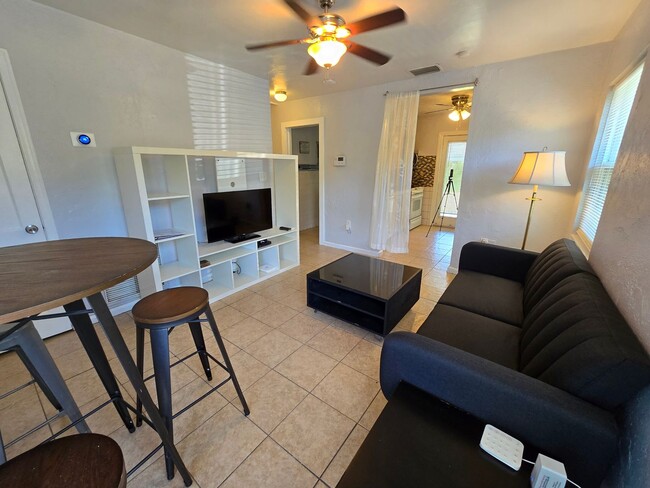 1148 Highland St in Sarasota, FL - Building Photo - Building Photo