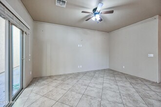 2060 E Heartwood Ln in Phoenix, AZ - Foto de edificio - Building Photo