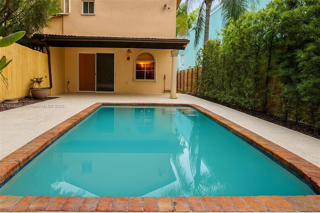 3049 Mary St in Coconut Grove, FL - Foto de edificio