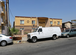 Darby Palace in Reseda, CA - Foto de edificio - Building Photo