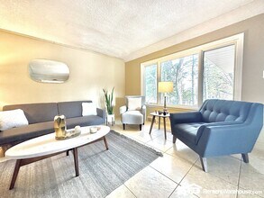 3006 Fleur Dr in Des Moines, IA - Building Photo - Building Photo