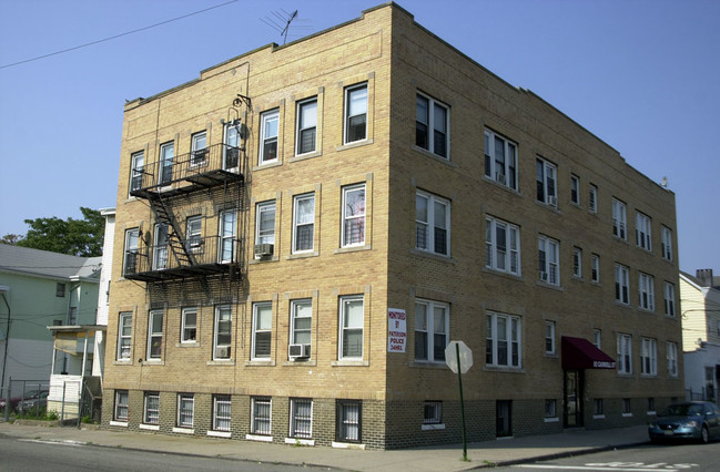 92 Carroll St in Paterson, NJ - Building Photo - Building Photo