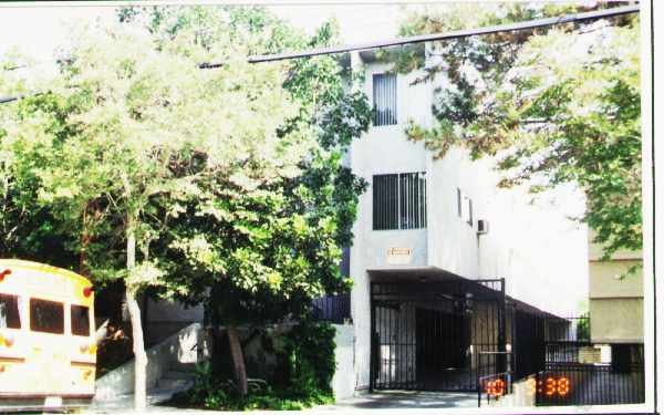 11833 Gilmore St in North Hollywood, CA - Foto de edificio - Building Photo