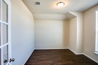 104 Kyra Ln in Taylor, TX - Building Photo - Building Photo