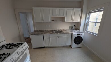 294 Boston Ave, Unit 1 in Medford, MA - Building Photo - Building Photo