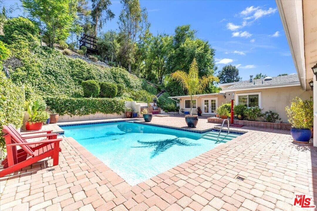 23264 Calvert St in Los Angeles, CA - Building Photo