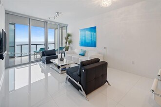 17121 Collins Ave, Unit 1703 in Sunny Isles Beach, FL - Foto de edificio - Building Photo