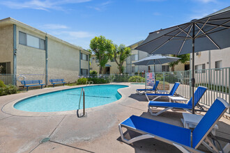 Woodridge Apartments in Northridge, CA - Foto de edificio - Building Photo