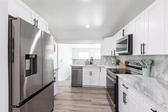 640 Broadway St in Longboat Key, FL - Building Photo - Building Photo