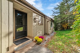 21 Heritage Vlg in Southbury, CT - Building Photo