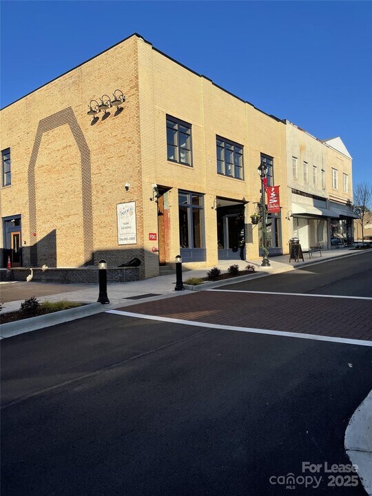 140 W Mountain St in Kings Mountain, NC - Building Photo