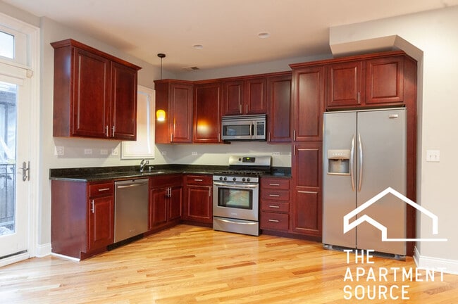 7006 W Medill Ave in Chicago, IL - Foto de edificio - Building Photo