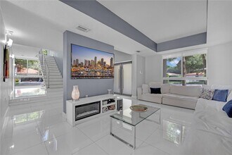 690 Bird Rd in Coral Gables, FL - Building Photo - Building Photo