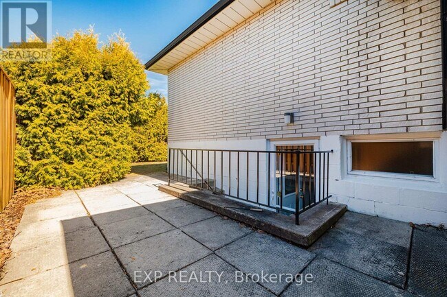 100 Hadeland Ave in Hamilton, ON - Building Photo - Building Photo