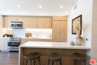 7566 W Sunset Blvd in Los Angeles, CA - Building Photo - Building Photo