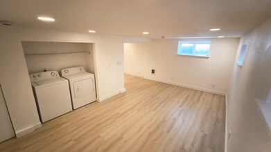 3648 44th Ave SW, Unit B in Seattle, WA - Foto de edificio - Building Photo