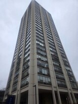 70 W Burton Pl in Chicago, IL - Building Photo