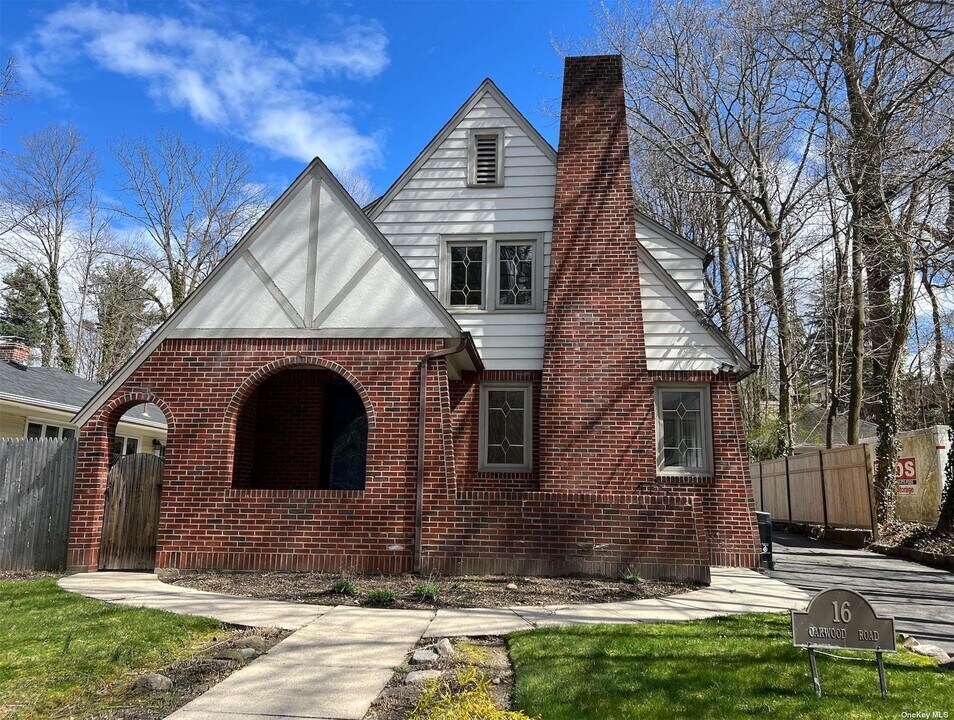 16 Oakwood Rd in Huntington, NY - Building Photo