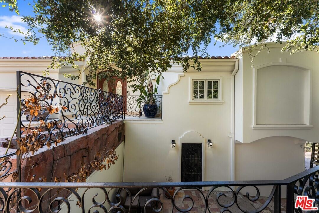 3782 Berry Dr in Los Angeles, CA - Building Photo