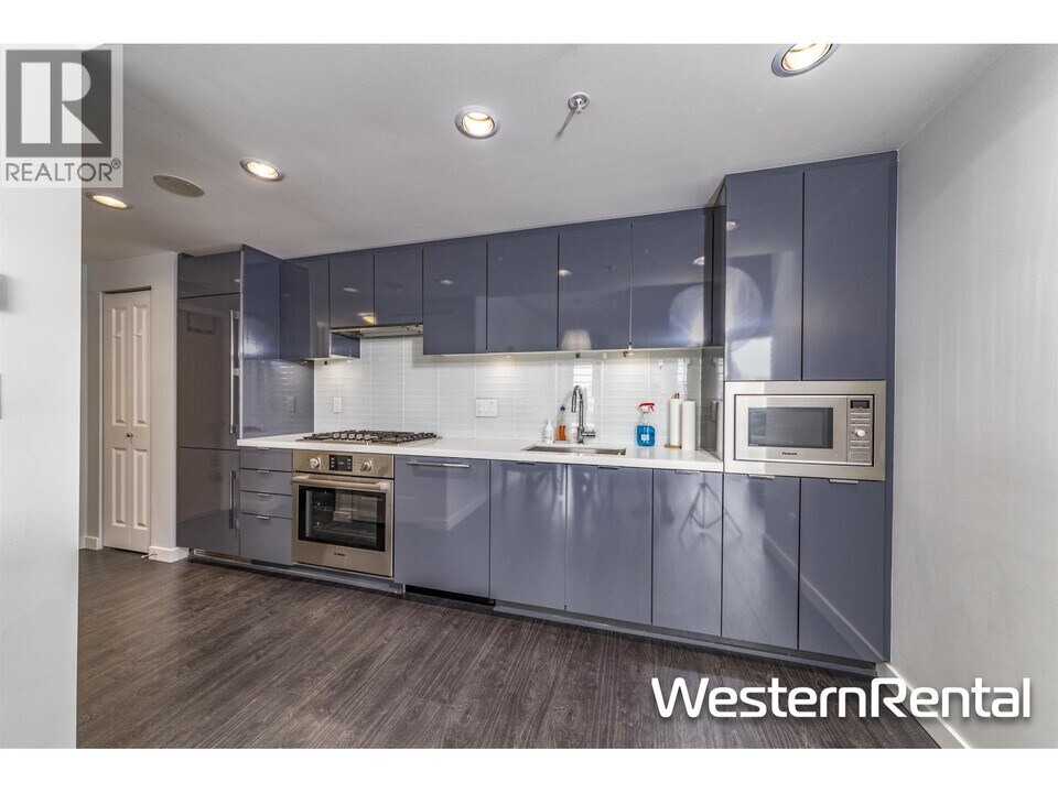 8333 Sweet Ave in Richmond, BC - Building Photo