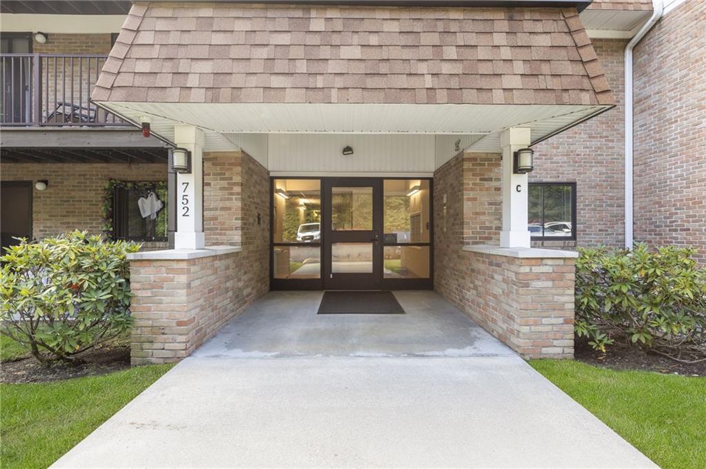 752 Quaker Ln in East Greenwich, RI - Building Photo