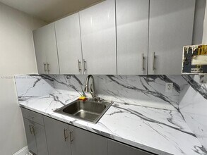 4655 Palm Ave in Hialeah, FL - Foto de edificio - Building Photo