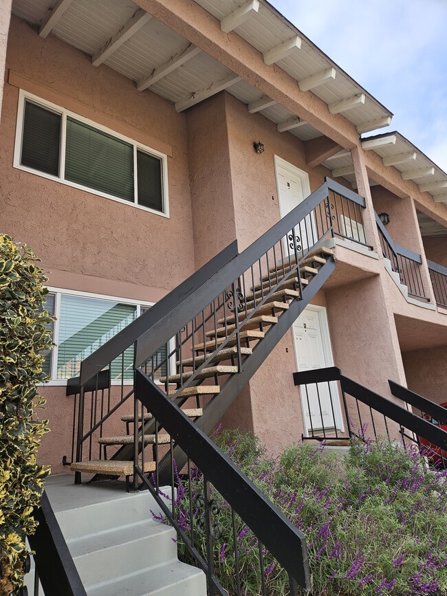 2123 Harriman Ln, Unit 2 in Redondo Beach, CA - Foto de edificio - Building Photo