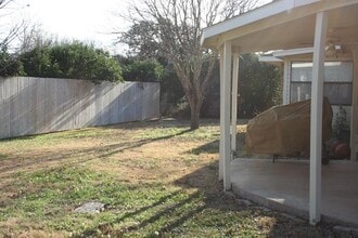 111 Wild Timber Dr in Ingram, TX - Building Photo - Building Photo