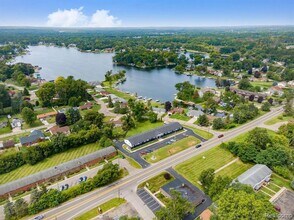 2475 S Commerce Rd in Wolverine Lake, MI - Building Photo - Building Photo