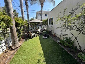 1011 S Barrington Ave in Los Angeles, CA - Building Photo - Building Photo