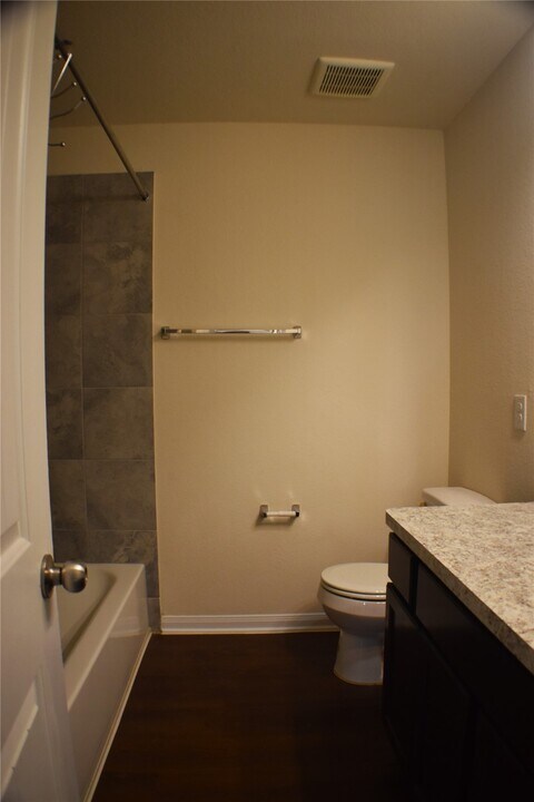 204 White Wing Ln in Sealy, TX - Building Photo