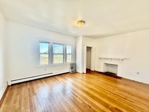 62 Algonquin Rd in Chestnut Hill, MA - Foto de edificio - Building Photo