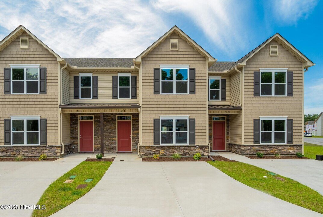 317 Glenellen Loop Rd in Midway Park, NC - Building Photo
