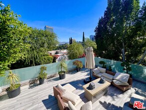 3943 Fredonia Dr in Los Angeles, CA - Building Photo - Building Photo