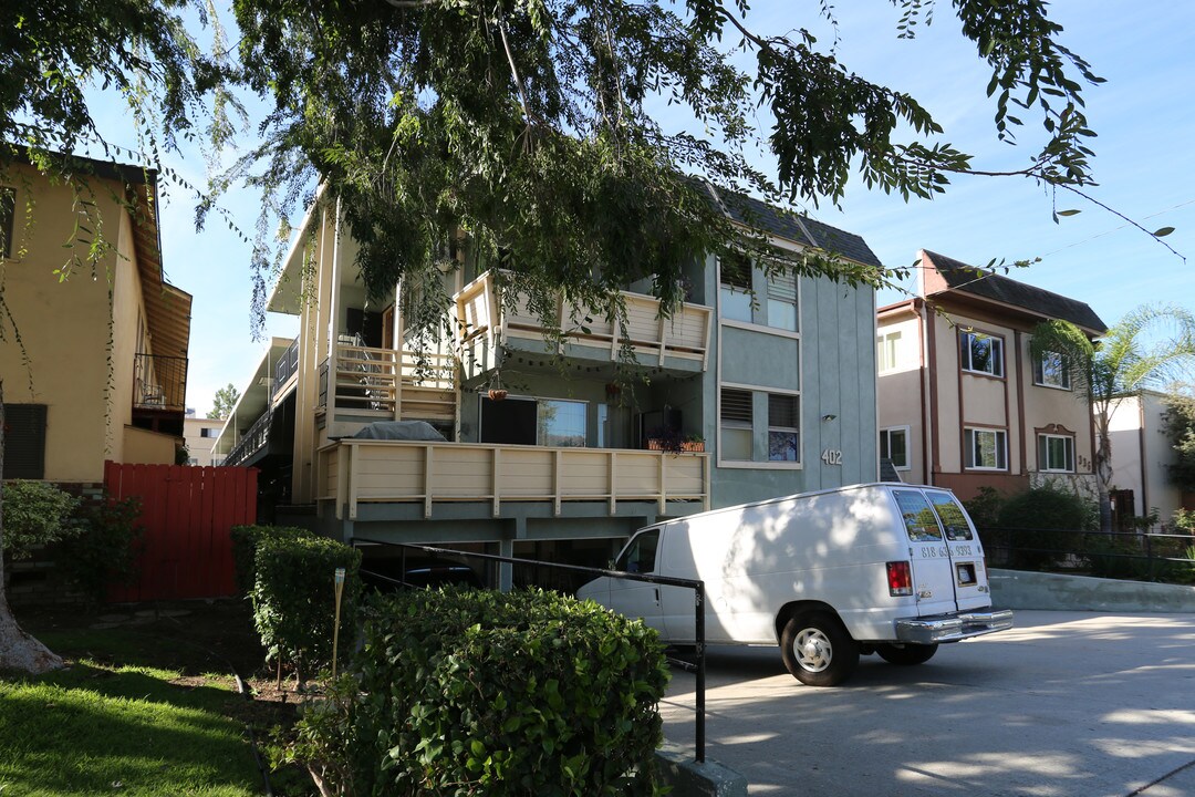 402 E Dryden Ave in Glendale, CA - Building Photo