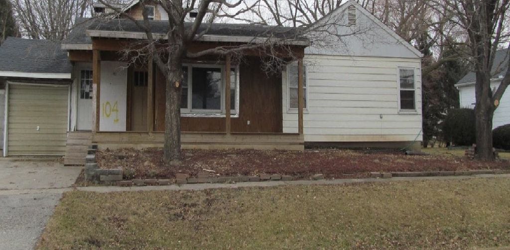 104 2nd Ave N in Holland, IA - Building Photo