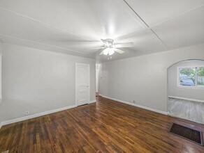 208 E Graham St in Prairie Grove, AR - Foto de edificio - Building Photo