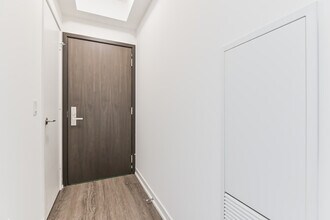 1 Yorkville Ave in Toronto, ON - Building Photo - Building Photo