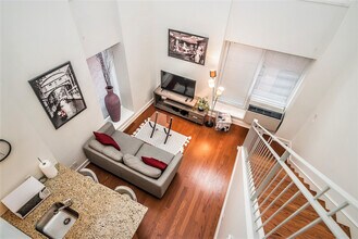 1061 Rue St-Alexandre in Montréal, QC - Building Photo - Building Photo