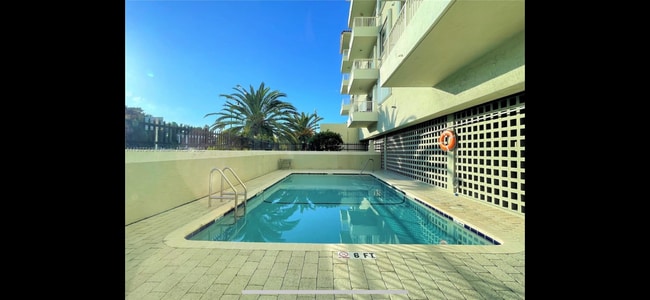 2600 Collins Ave, Unit 206 in Miami Beach, FL - Building Photo - Building Photo