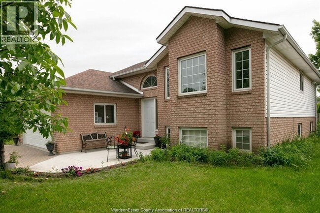 property at 870 Minto Ave