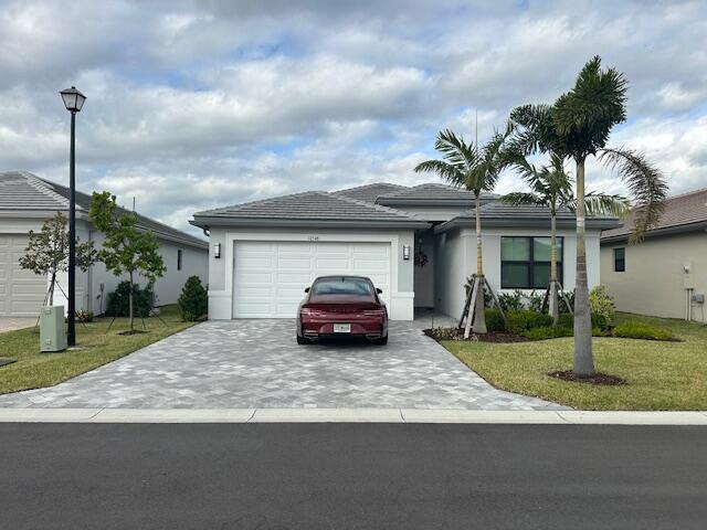 12548 SW Grn Crk Dr in Port St. Lucie, FL - Foto de edificio